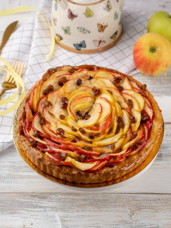 Пирог слоеный с яблоком и изюмом