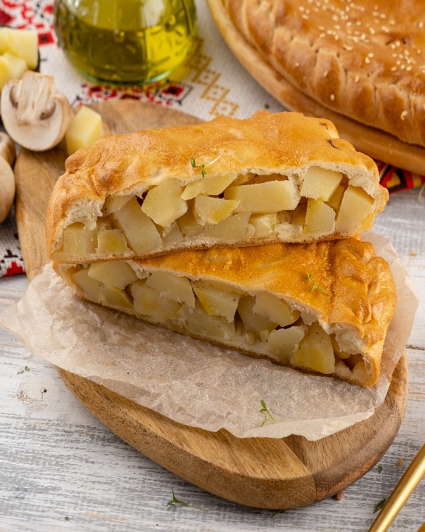 Пирог с картофелем и грибами на сметанно-дрожжевом тесте